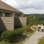 Exterieur met fietsende kinderen